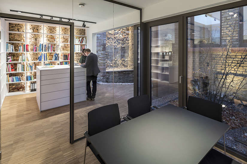 Faerber Architekten office in Mainz, featuring ERCO LED lighting for an ergonomic workspace.