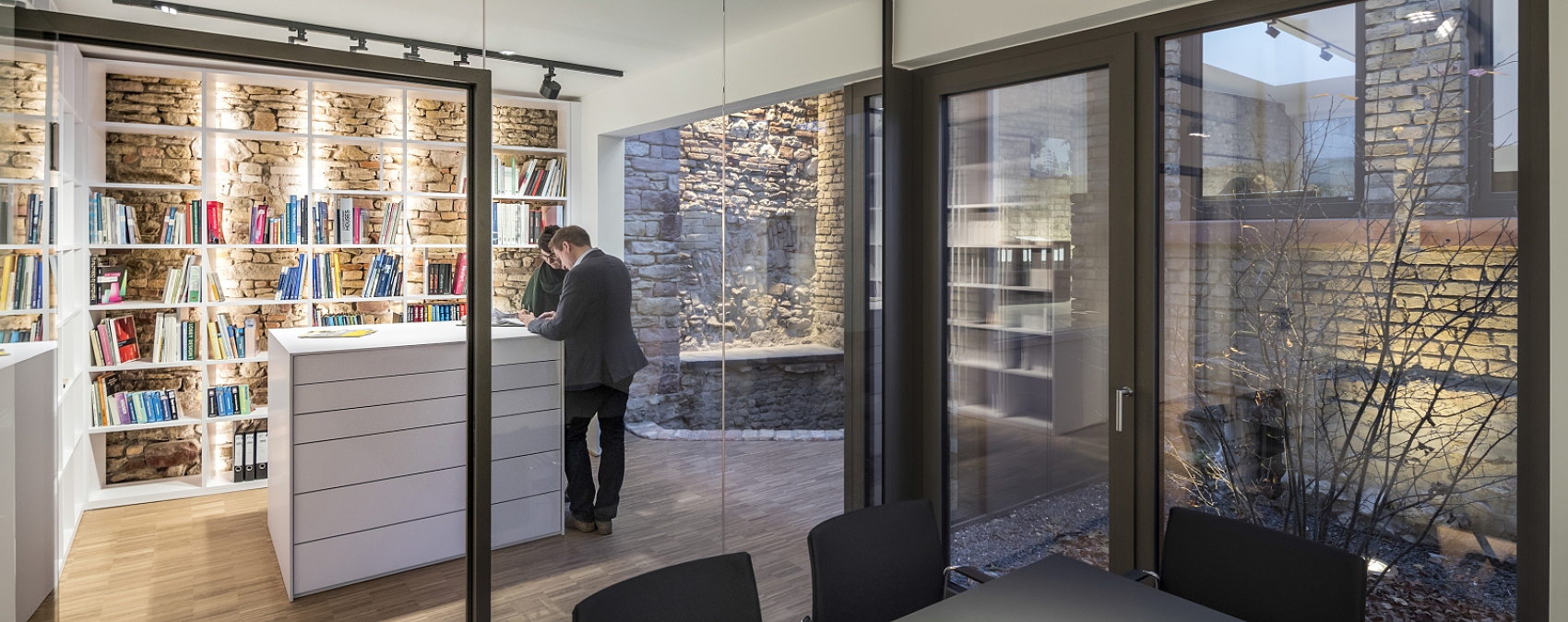 ERCO LED lighting in Faerber Architekten office, Mainz. Task lighting for focused work in a pleasant atmosphere.