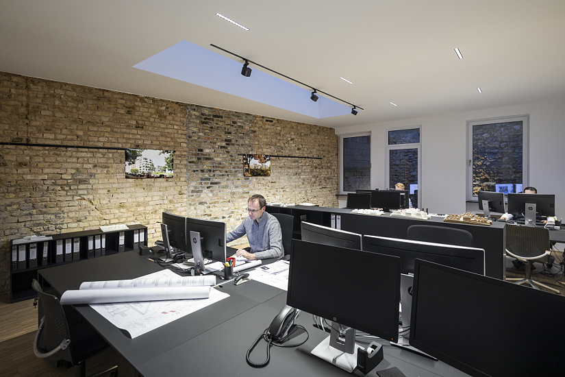 ERCO LED lighting in Faerber Architekten's office, Mainz, promoting visual comfort and focused work.