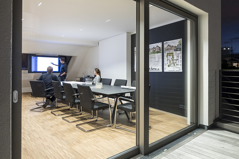 Faerber Architekten's conference room with ERCO LED lighting for visual comfort and concentration.