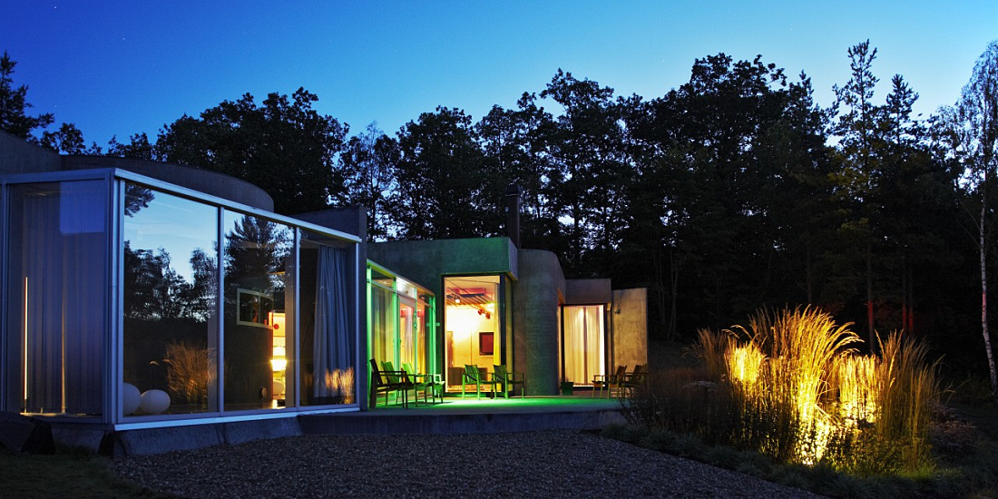 Färdig Betong Conference Center illuminated with ERCO LEDs in a rural setting.