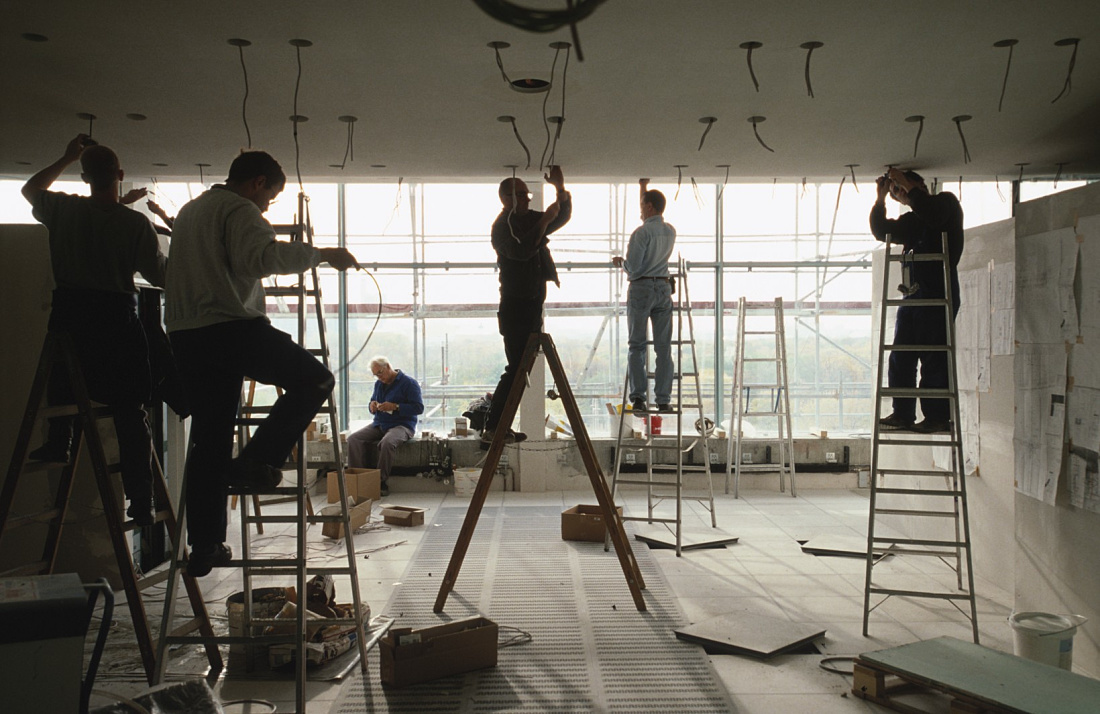 Electricians install ERCO LED lighting at the Federal Chancellery in Berlin.