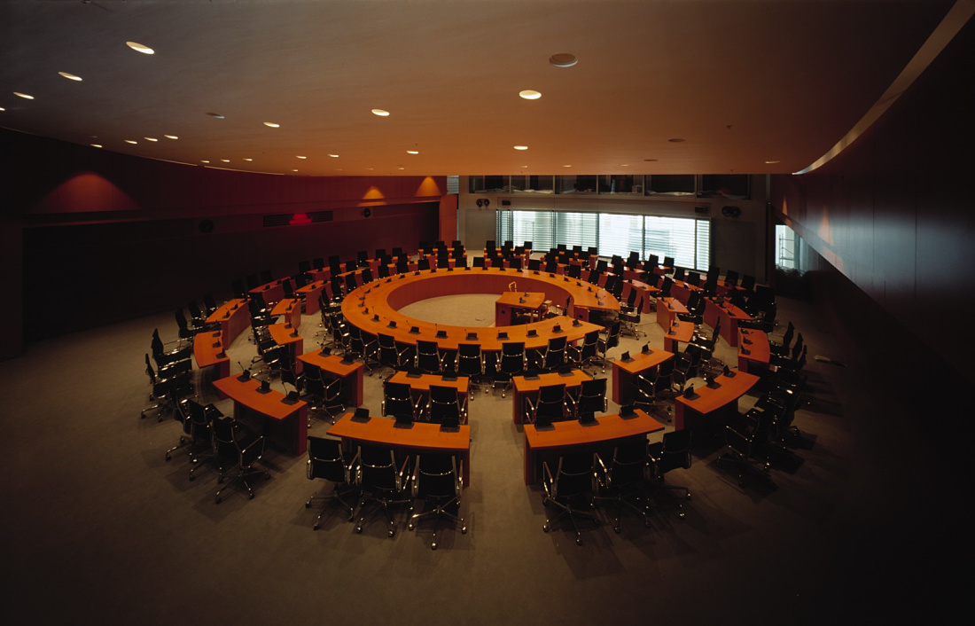 Circular conference room in the Federal Chancellery, lit by ERCO downlights.