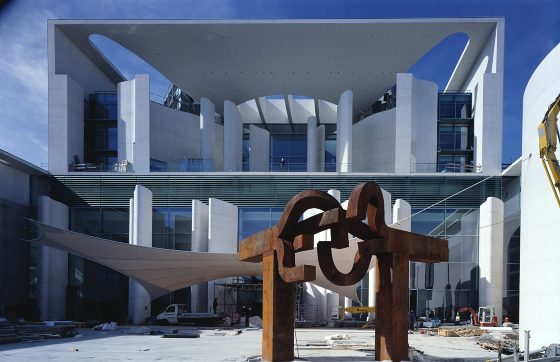The Federal Chancellery in Berlin, featuring Eduardo Chillidas Berlin sculpture in the foreground.