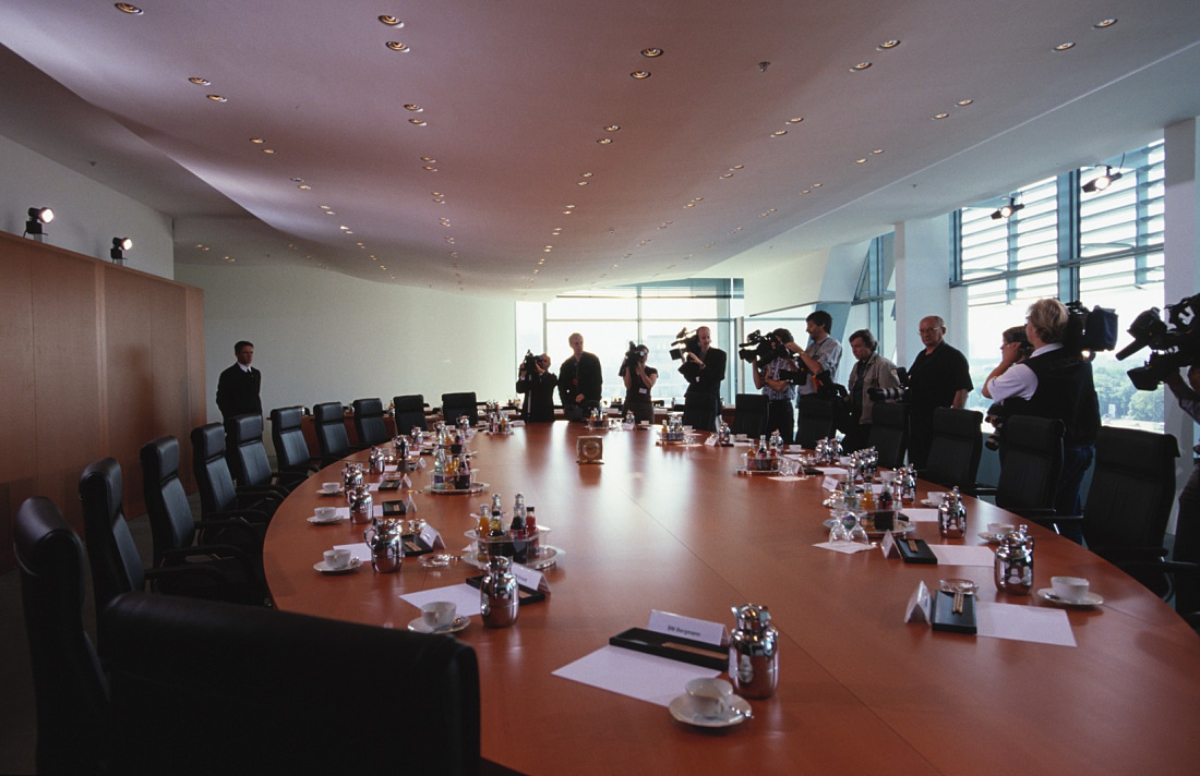 Federal Chancellery conference room with ERCO downlights and journalists.