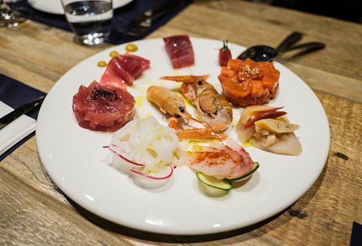 Fiorital Delicatessen: Exquisite seafood platter illuminated by ERCO LED lighting.