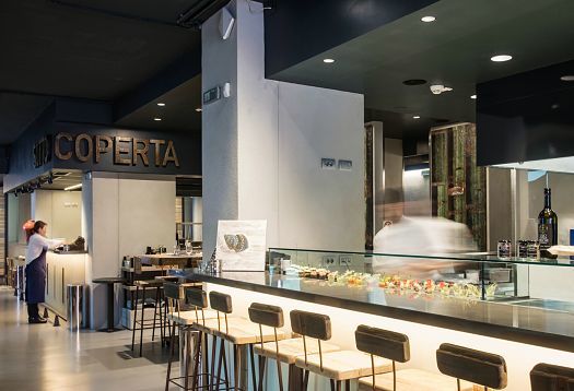 Fiorital delicatessen in Padua, illuminated with ERCO LEDs, showcasing fresh seafood and fine foods.