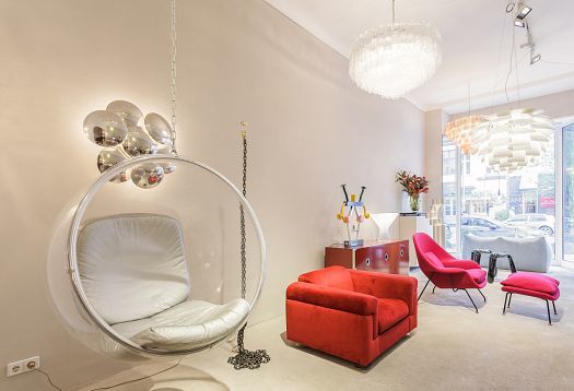 Vintage furniture at Firma London, illuminated by flexible ERCO LED lighting with Spherolit technology.