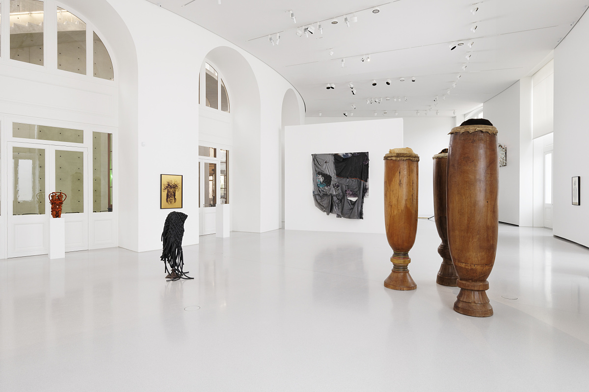 Bourse de Commerce exhibition featuring ERCO LED spotlights on tracks for flexible museum lighting.