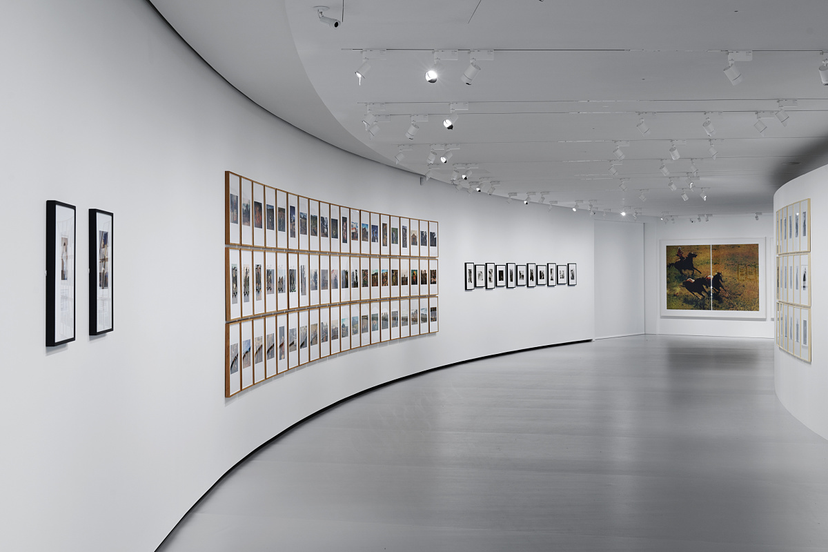 ERCO LED spotlights illuminate an art exhibition at the Bourse de Commerce, Paris.