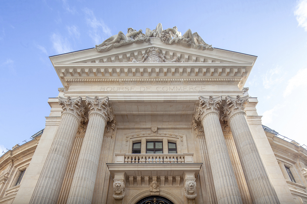 Close-up of the Bourse de Commerce in Paris, a museum featuring flexible ERCO LED lighting solutions.