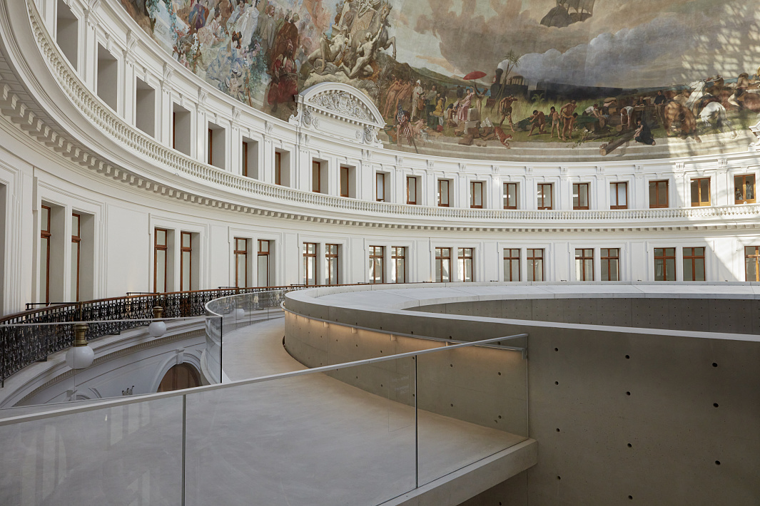 Interior of the Bourse de Commerce in Paris, featuring LED lighting and Tadao Andos concrete structure.
