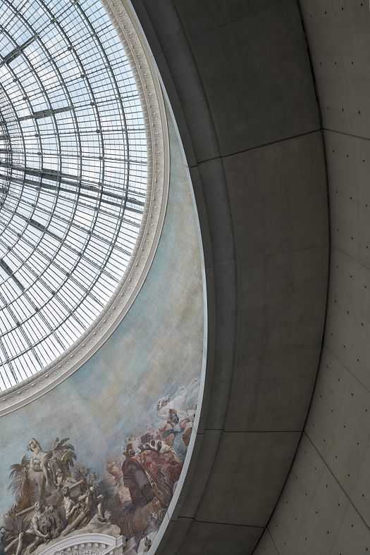Glass dome and murals at the Bourse de Commerce, Paris. Flexible museum lighting with ERCO LED spotlights.