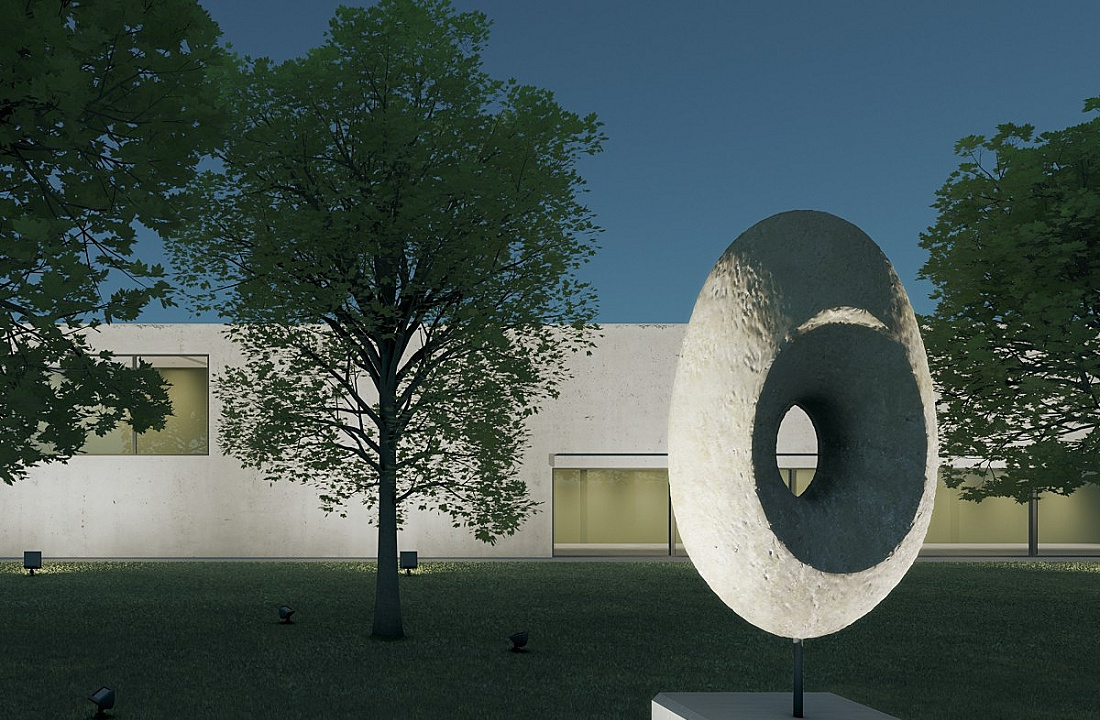 Illuminated sculpture in the foreground, facade lighting in the background. ERCO lighting design.