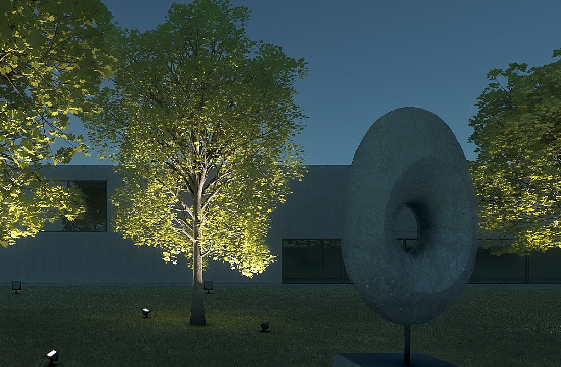 ERCO lighting: Accentuated sculpture and trees with projectors and floodlights in the garden.