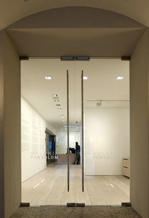 Entrance to Forsblom Gallery, illuminated with ERCO LED lighting for exhibition spaces.