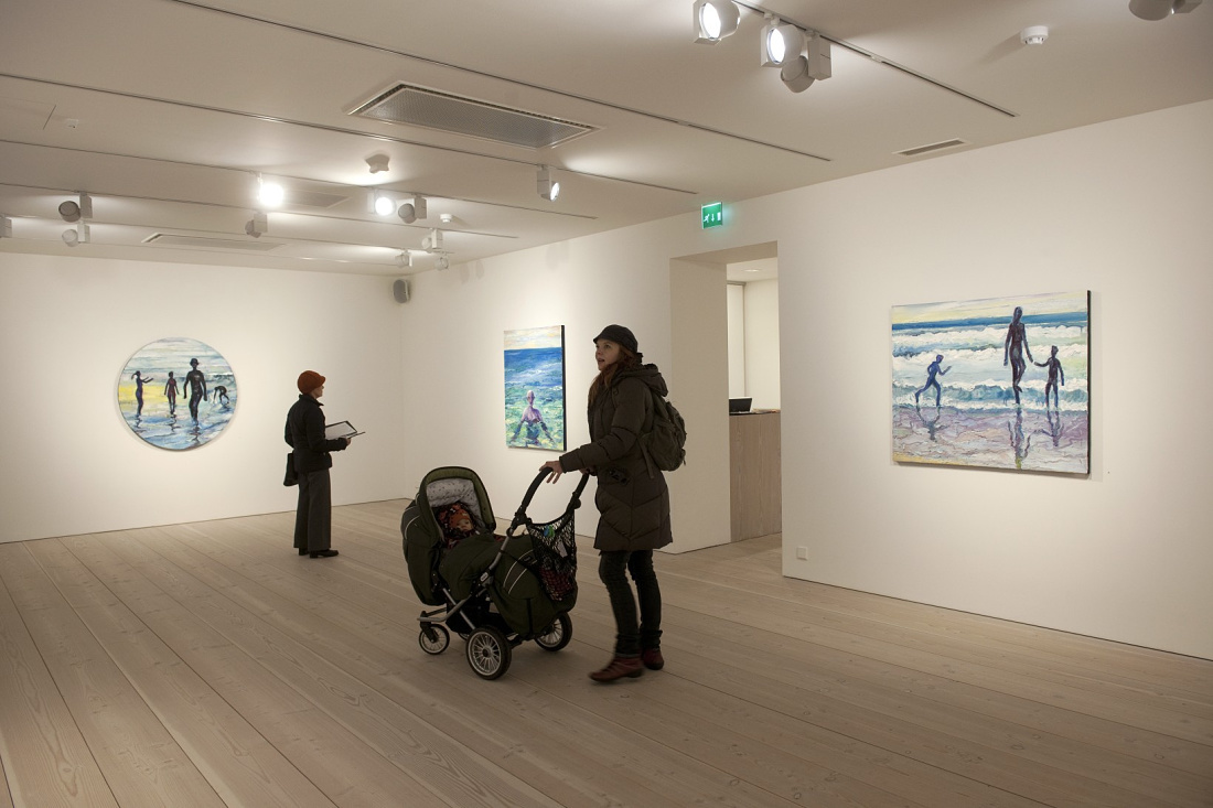 Forsblom Gallery with ERCO LED lighting: Visitors viewing art under Optec spotlights.