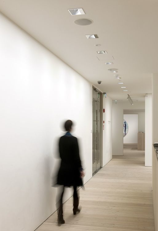 ERCO LED lighting at Forsblom Gallery: Optec spotlights and Quintessence recessed luminaires illuminate the space.