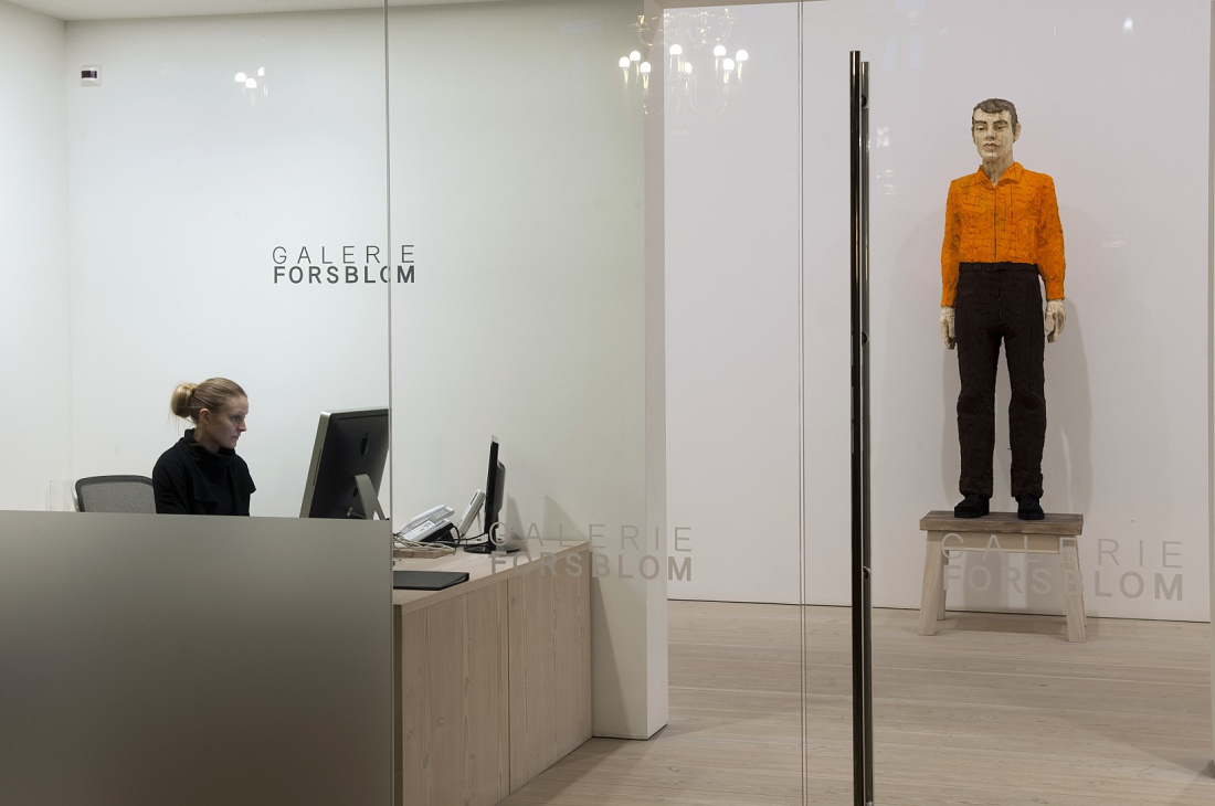 Forsblom Gallery featuring ERCO LED lighting, highlighting art and the reception area.
