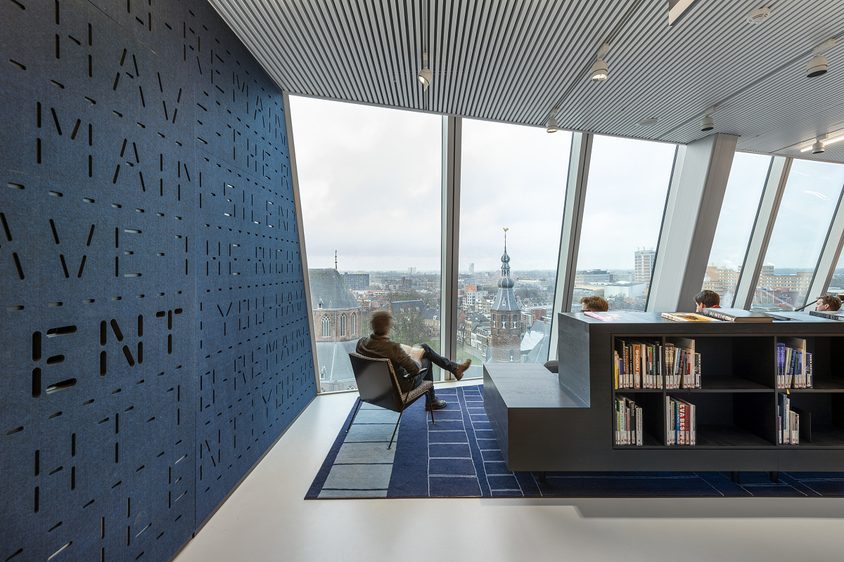 Forum Groningen reading area with ERCO LED lighting for visual comfort and glare control.