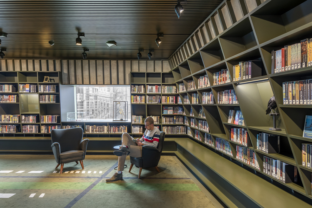 Reading area in Forum Groningen featuring ERCO LED lighting for visual comfort and glare control.