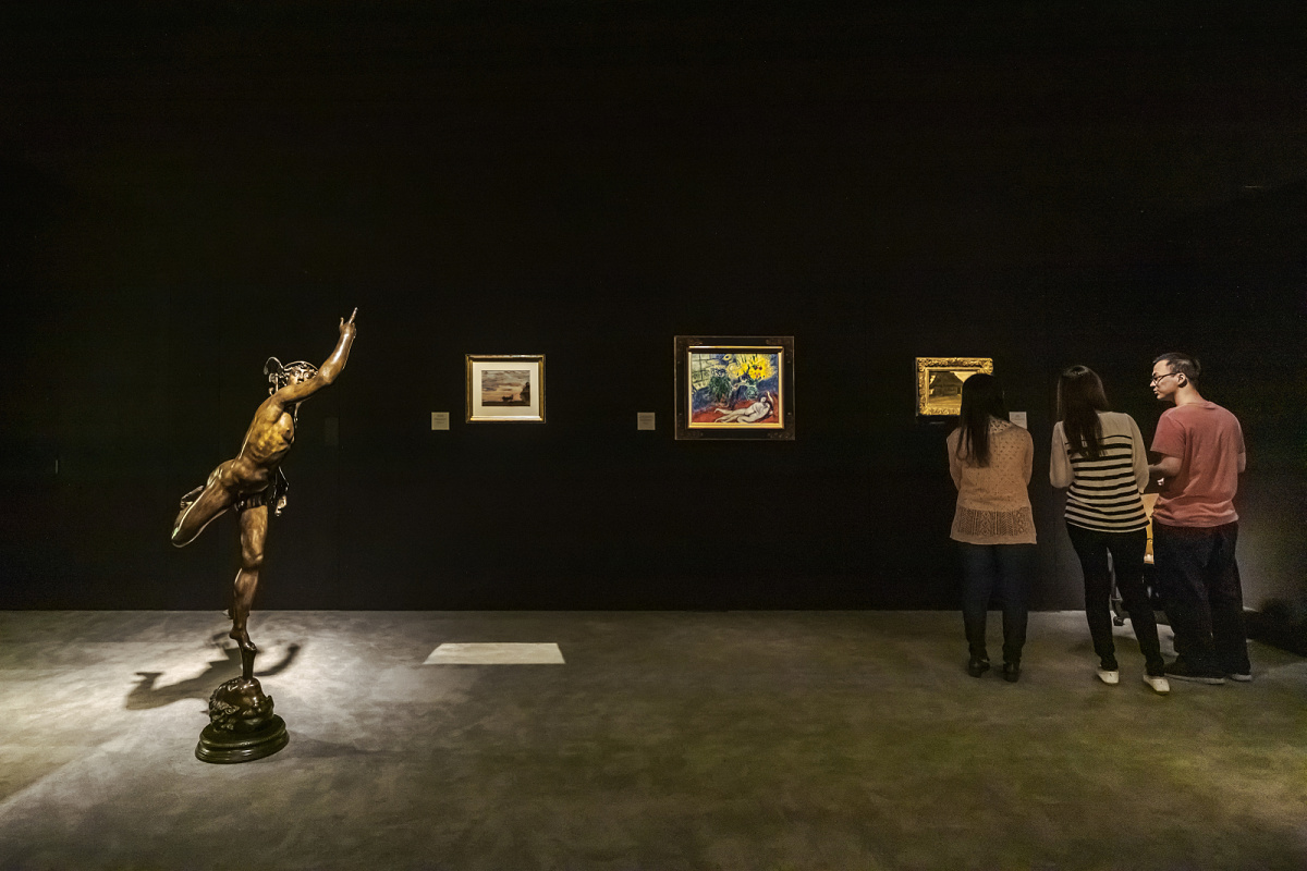 Museum exhibit featuring sculpture and paintings, illuminated by ERCO contour spotlights for precise framing.