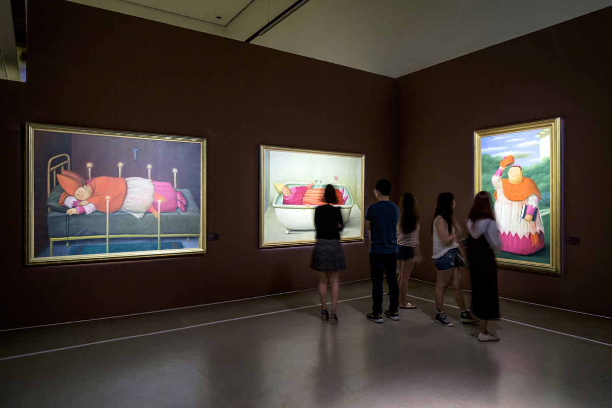 Museum visitors viewing art illuminated by ERCO contour spotlights.