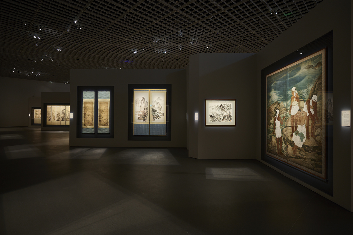 ERCO contour spotlights illuminate artworks in a gallery, creating magical lighting effects.