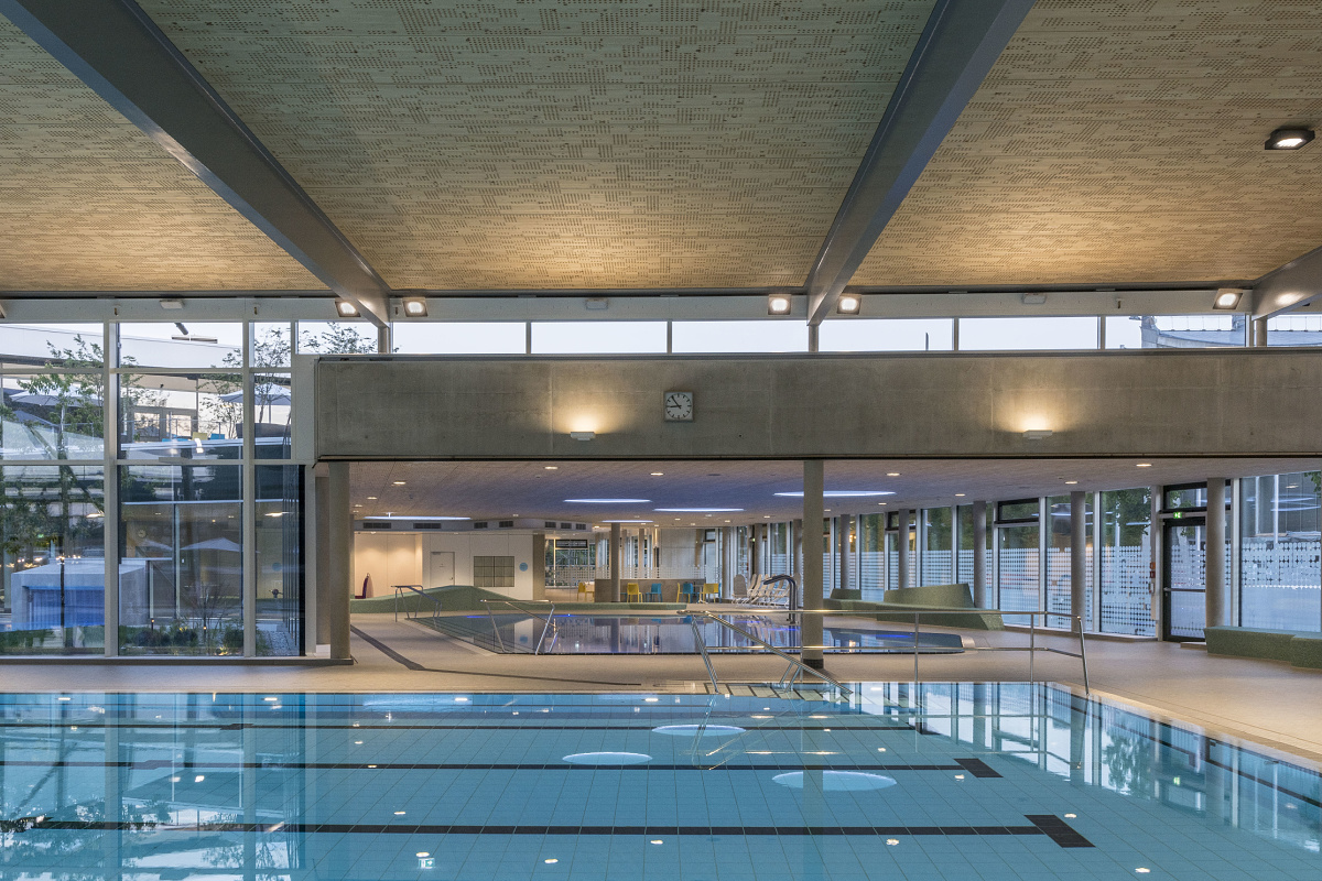 ERCO LED lighting in Friedrichshafen sports pool, creating a bright and friendly atmosphere.