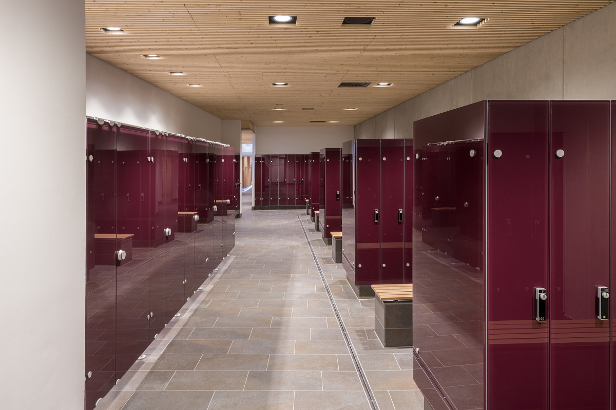 Locker room in Friedrichshafen sports pool with ERCO lighting for an inviting atmosphere.