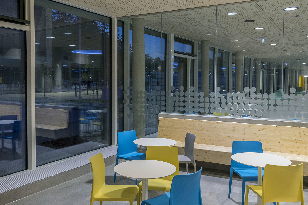 Lightscan luminaires in Friedrichshafen sports pool: Bright, friendly atmosphere with ERCO downlights.