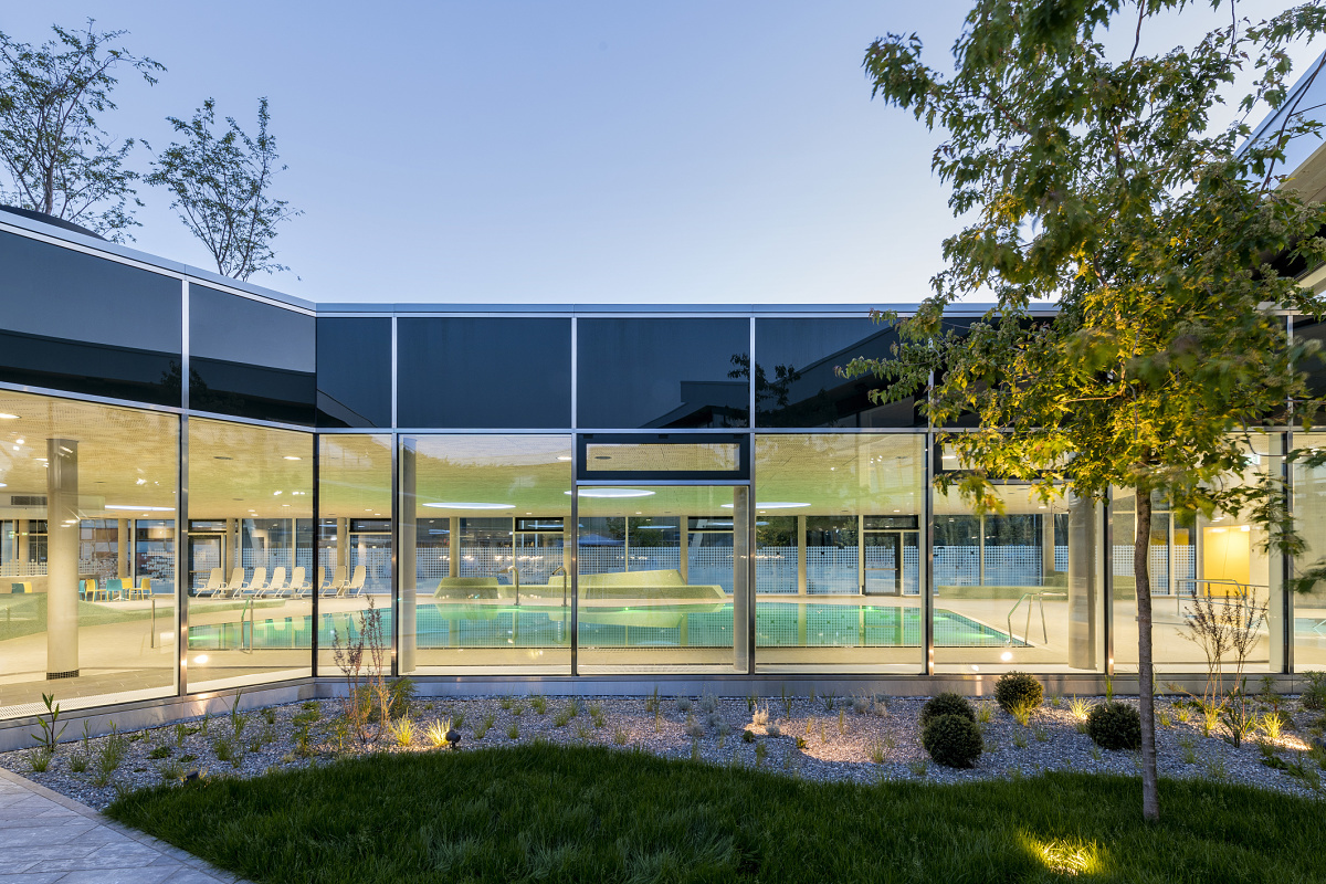 Friedrichshafen sports pool with ERCO Lightscan luminaires for accent lighting.