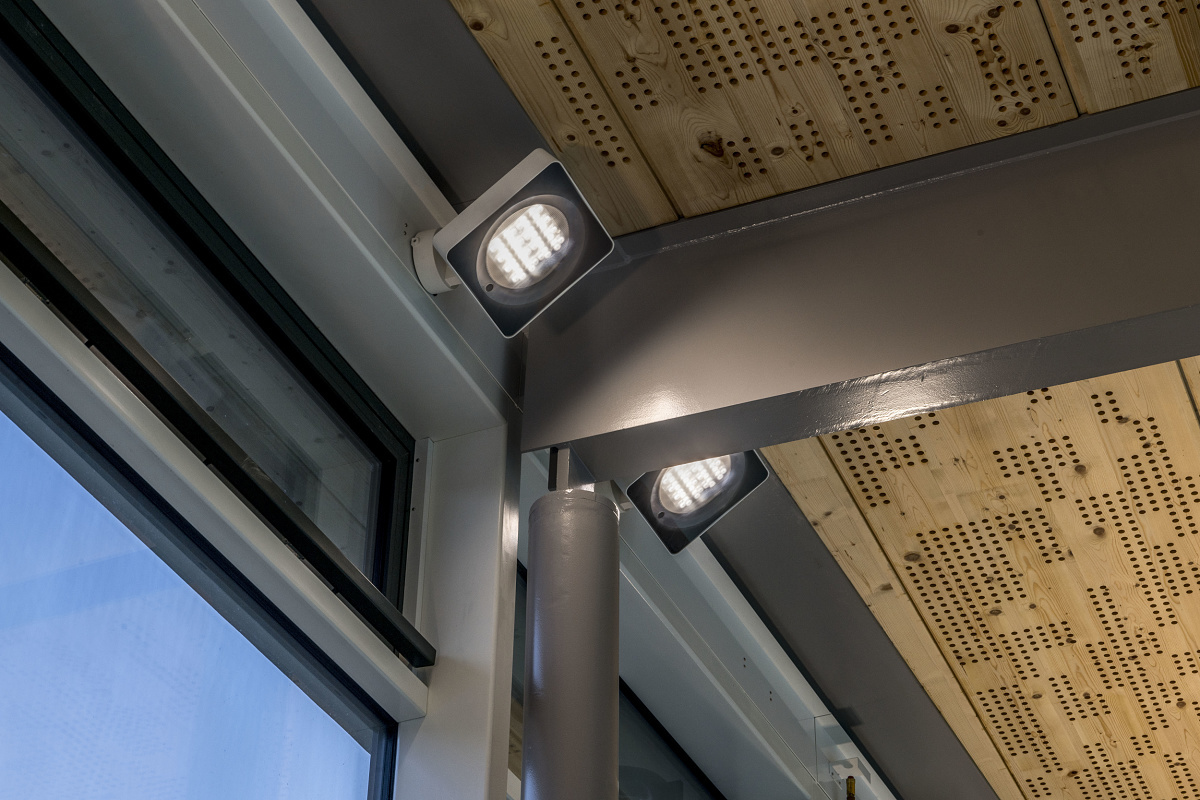 ERCO Lightscan spotlights providing accent lighting in Friedrichshafen sports pool.