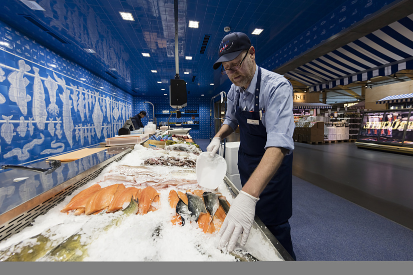 FrischeParadies Stuttgart fish counter, featuring ERCO lighting for fresh product display.