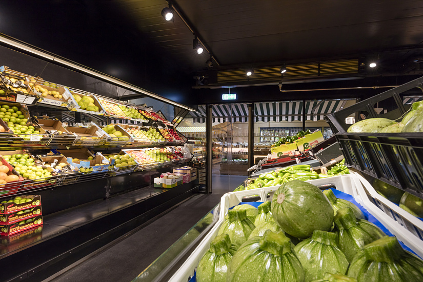 Fresh produce under ERCO Optec spotlights at FrischeParadies, Stuttgart.