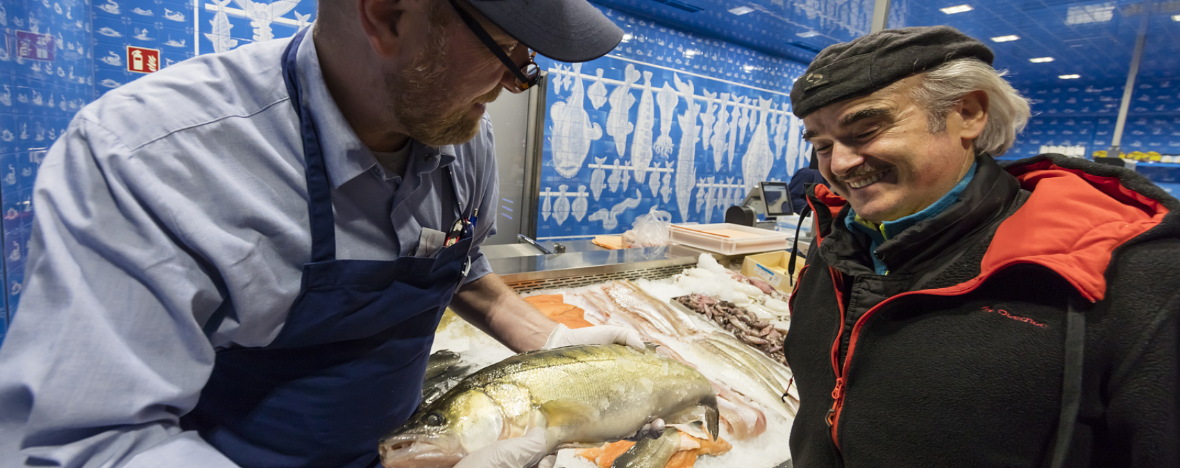 Fresh fish displayed with ERCO lighting at FrischeParadies gourmet market, Stuttgart.
