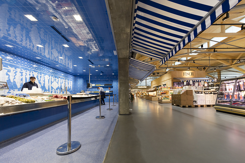 FrischeParadies Stuttgart's fish section, lit by ERCO Optec LED spotlights for freshness with neutral white light.