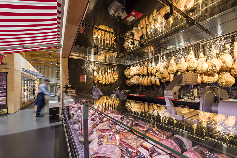 FrischeParadies Stuttgart deli counter featuring ERCO Optec spotlights for product presentation.