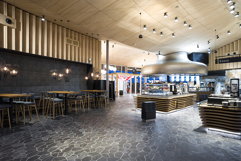 Interior of Fürholzen petrol station featuring ERCO lighting and seating area.