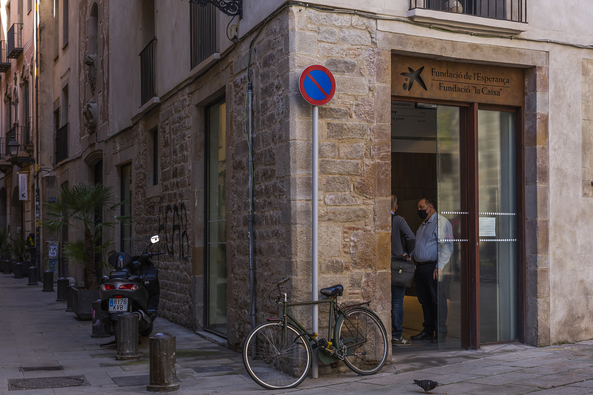 Fundació Esperança in Barcelona, showcasing ERCO LED downlights for workplace lighting.