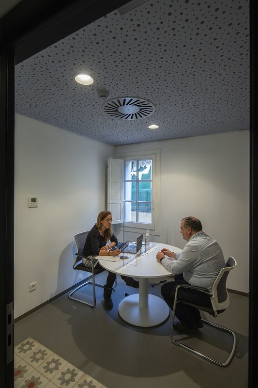 Meeting room at Fundació Esperança, Barcelona, featuring ERCO LED downlights for workplace lighting.