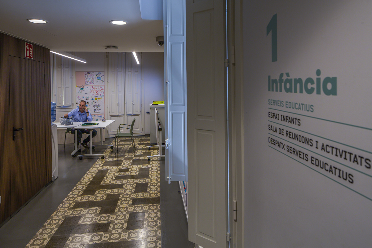 Fundació Esperança office featuring ERCO LED downlights for efficient workplace lighting.