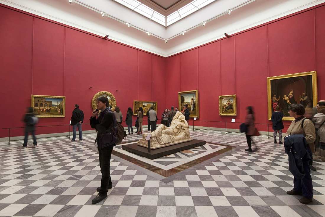 Uffizi Gallery interior featuring sculpture and paintings, illuminated by ERCO LED lighting.