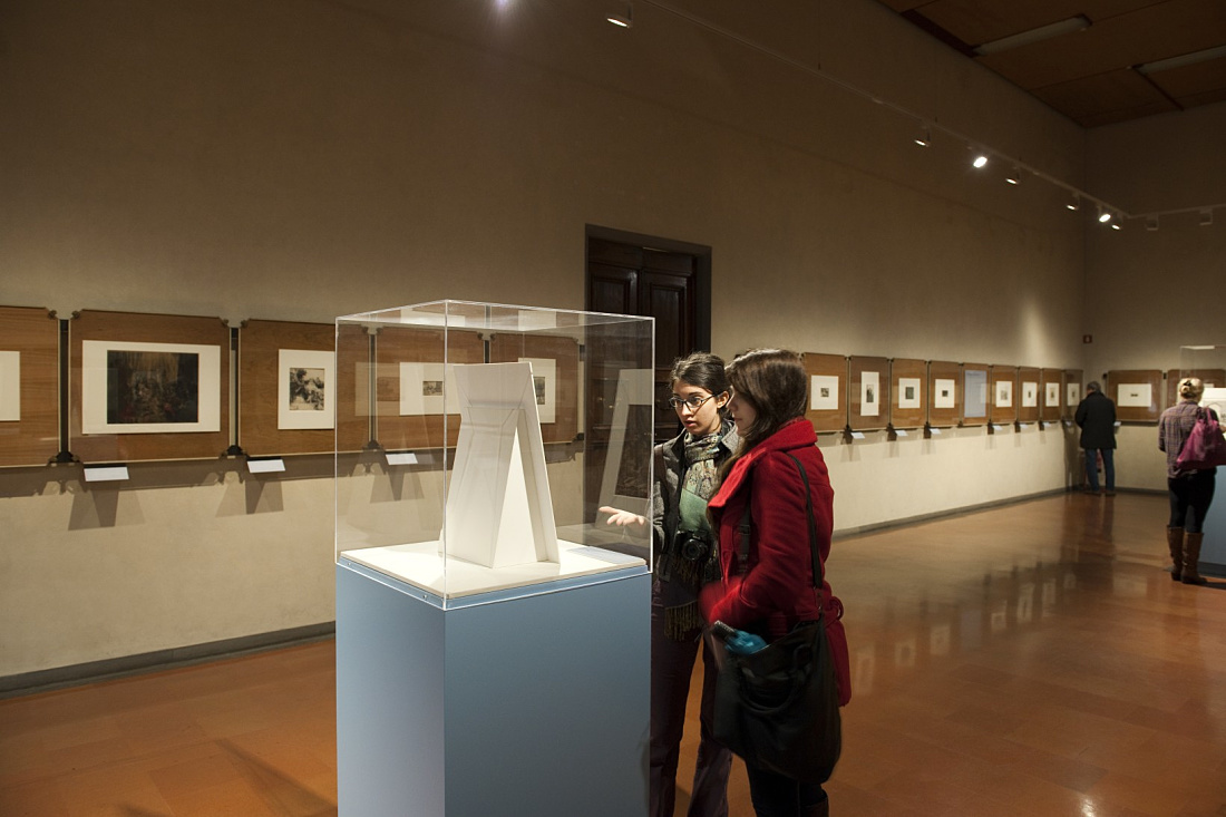Visitors view a sculpture at the Uffizi Gallery, Florence, illuminated by ERCO LED lighting.