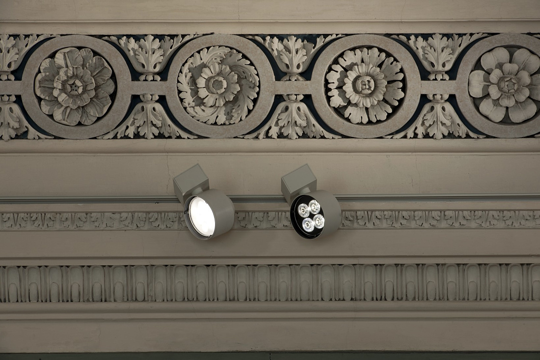 ERCO Optec LED spotlights illuminate ornate ceilings in the Gallerie d’Italia.