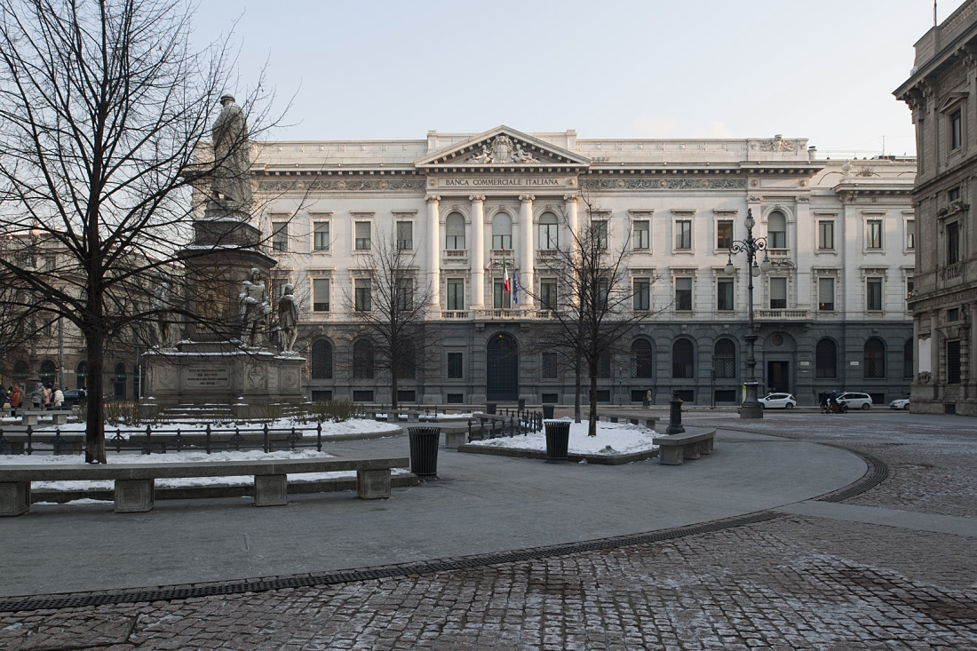 Gallerie d’Italia at Piazza Scala, illuminated by ERCO LED spotlights.