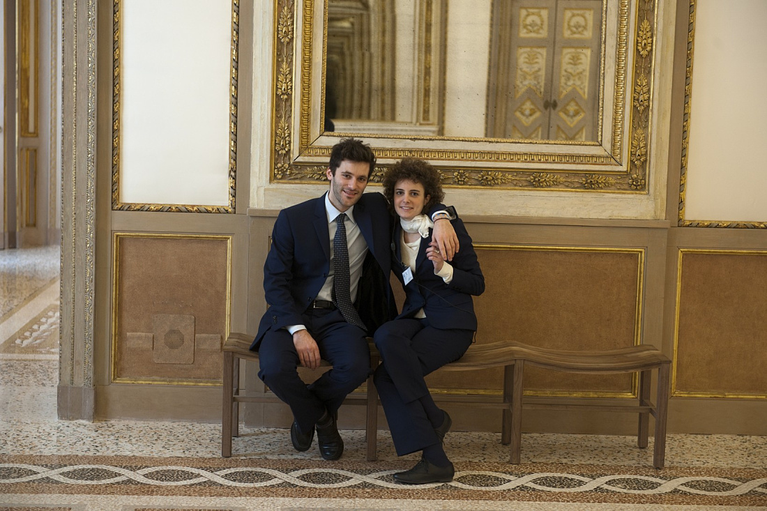 Two people sit under ERCO LED spotlights in the Gallerie d’Italia, Piazza Scala.