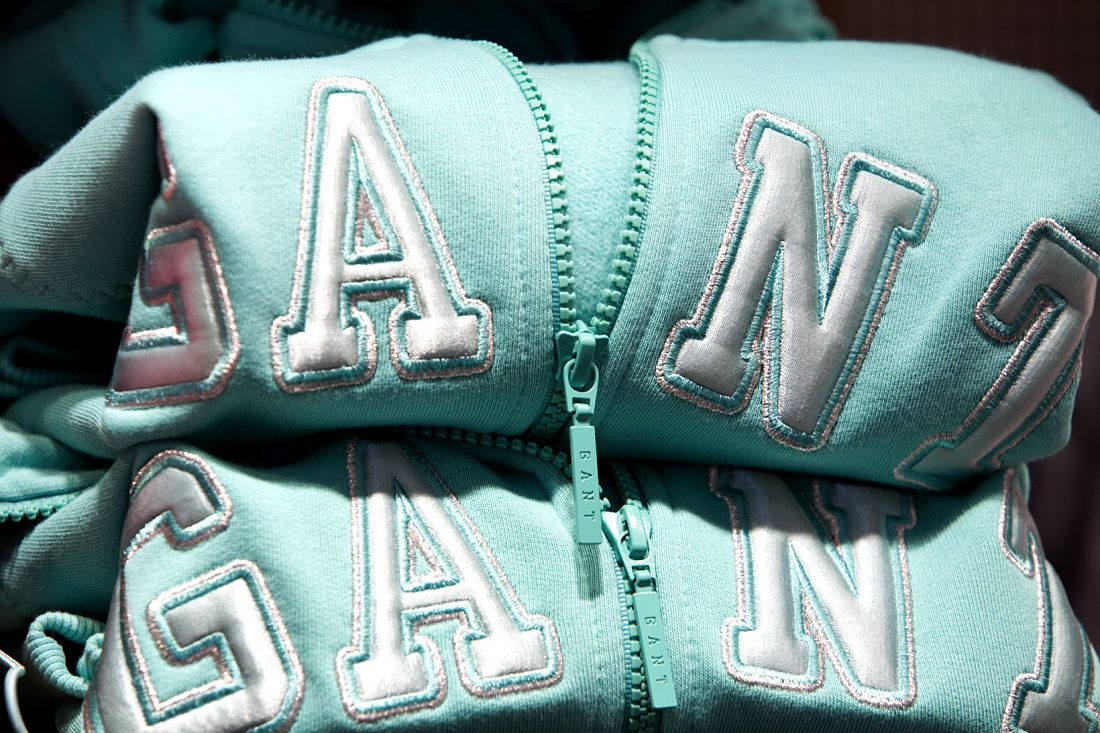 Close-up of GANT hoodies in the GANT Flagship Store, illuminated by ERCO LED spotlights.