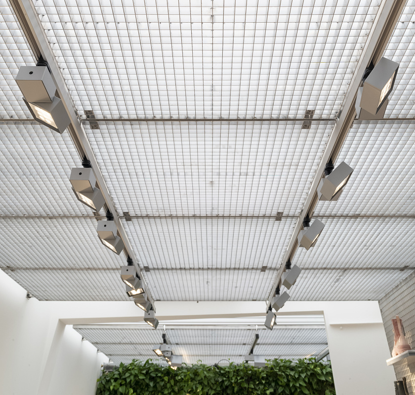 ERCO Opton spotlights on tracks in Berlins Gate194 store, highlighting merchandise with visual comfort.