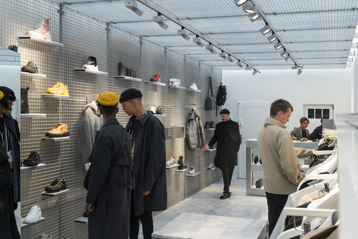 ERCO Opton spotlights illuminate merchandise in Berlins Gate194 store, ensuring visual comfort in a minimalist design.